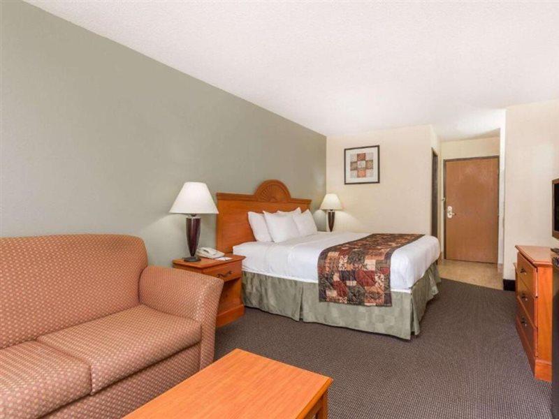 Baymont By Wyndham Lagrange Hotel Exterior photo
