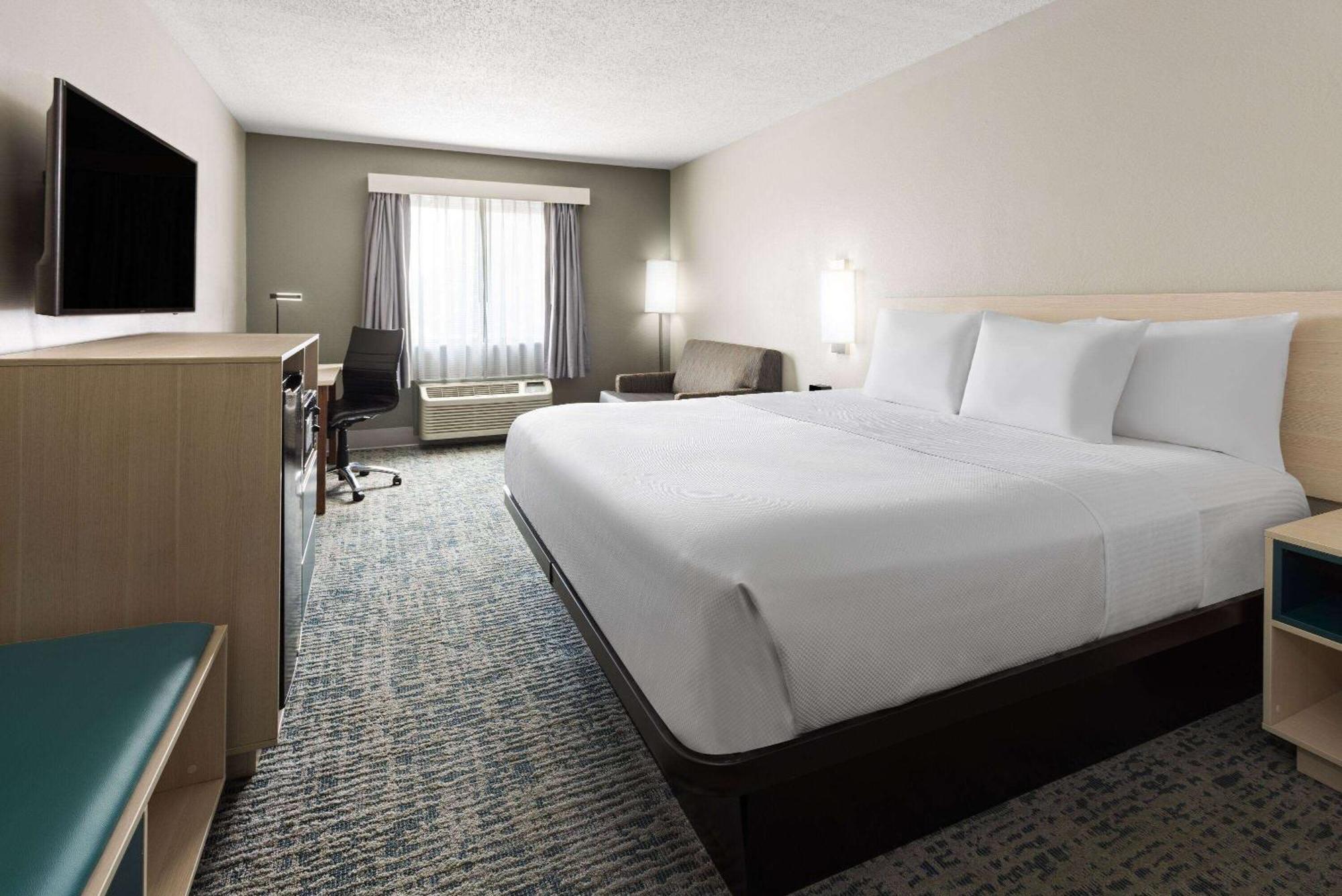 Baymont By Wyndham Lagrange Hotel Exterior photo