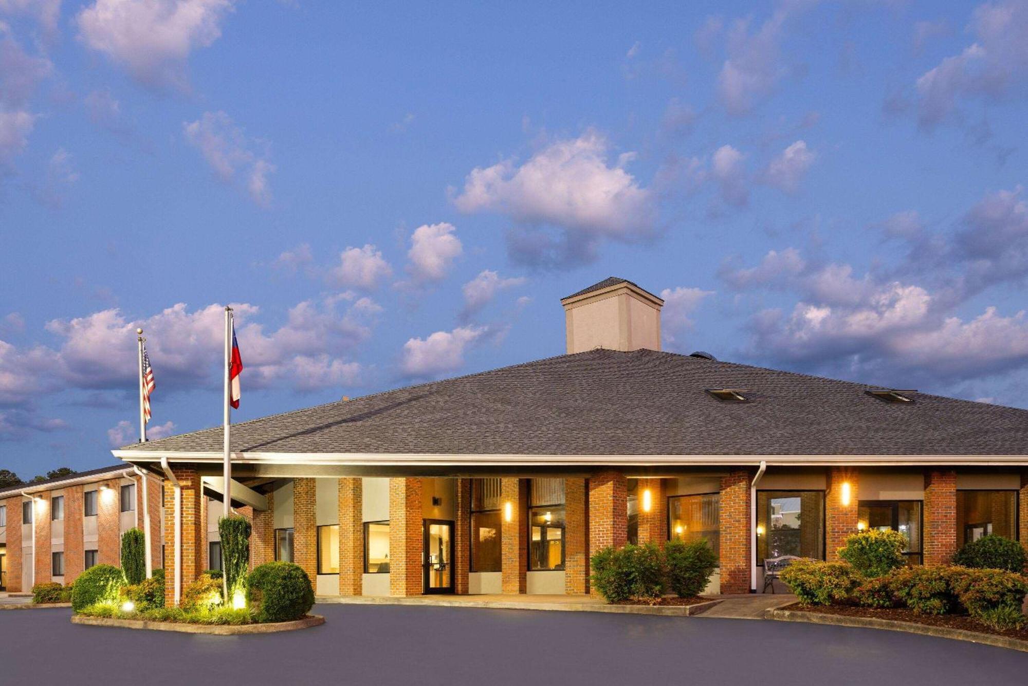 Baymont By Wyndham Lagrange Hotel Exterior photo